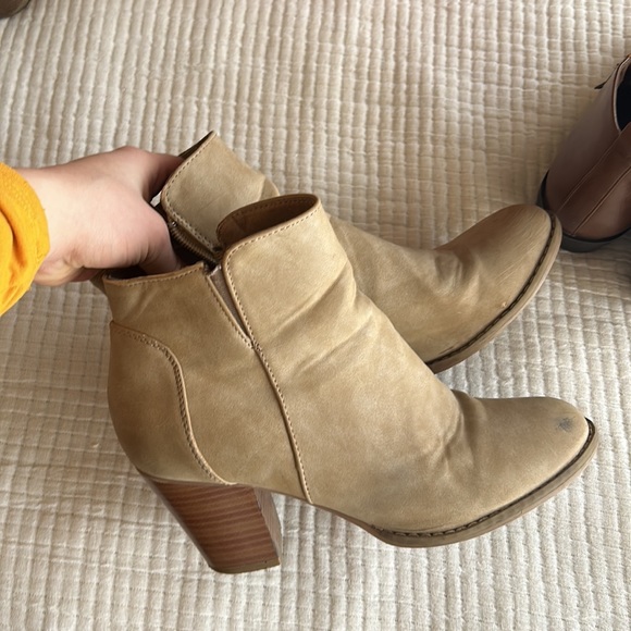 2 pairs of boots - Picture 3 of 3